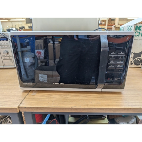 766 - A Samsung 800w microwave oven