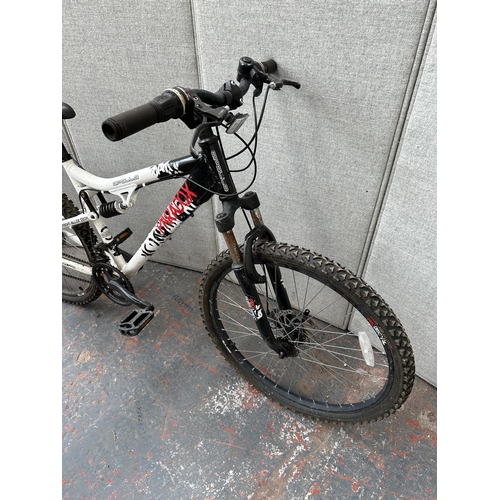 1005 - An Apollo Paradox boy's mountain bike