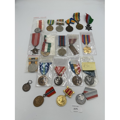 2175 - Twenty military medals to include two WWI Greek Victory, USSR etc.