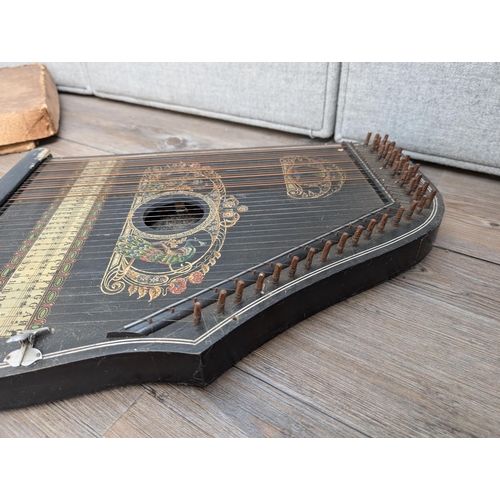 668 - A boxed Amerikanische five-chord Guitar-Zither with tuning key