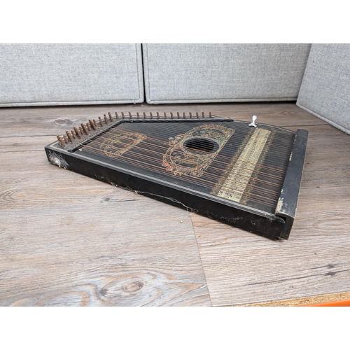 668 - A boxed Amerikanische five-chord Guitar-Zither with tuning key