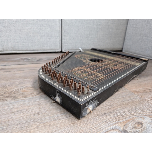 668 - A boxed Amerikanische five-chord Guitar-Zither with tuning key