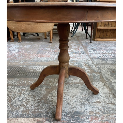 167 - An Indian sheesham wood circular pedestal dining table - approx. 77cm high x 83cm diameter