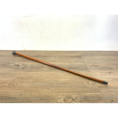 2148 - An Edwardian walnut walking cane with hallmarked London silver top, dated 1901 - approx. 91cm long