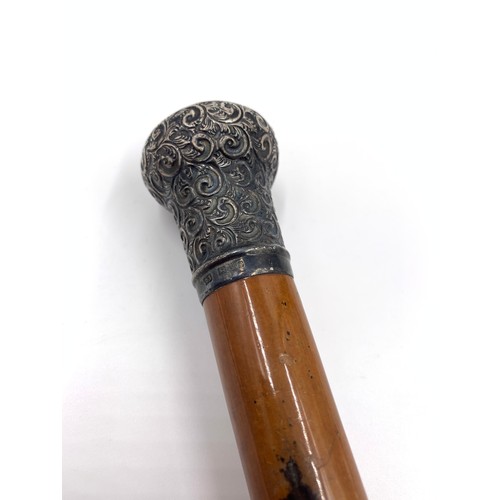 2148 - An Edwardian walnut walking cane with hallmarked London silver top, dated 1901 - approx. 91cm long