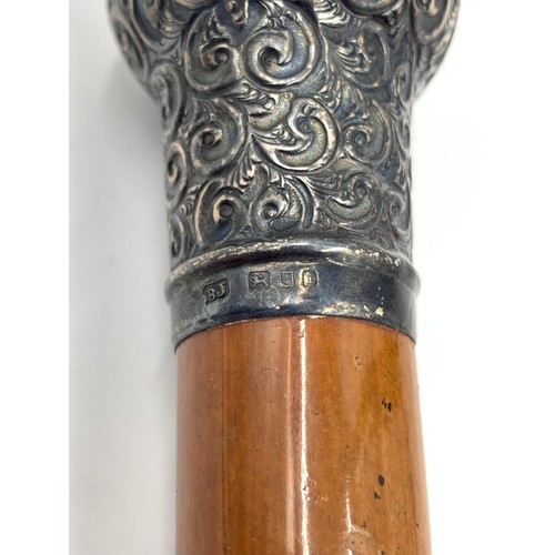 2148 - An Edwardian walnut walking cane with hallmarked London silver top, dated 1901 - approx. 91cm long