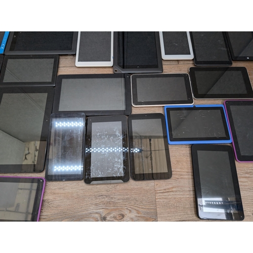 717 - A large collection of Android tablets to include Nook etc.