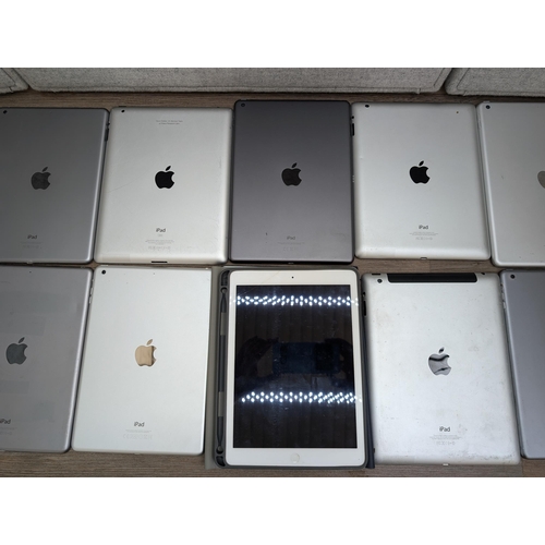 723 - A collection of Apple iPads to include A2197, A1395, A1474, A2602, A1458 etc.