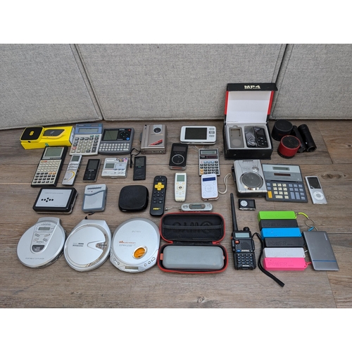 726 - A collection of mixed technology items to include Sony Walkman D-E340 personal CD player, boxed MP4 ... 