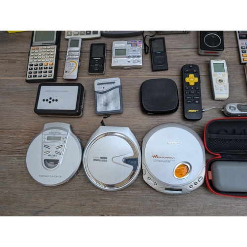 726 - A collection of mixed technology items to include Sony Walkman D-E340 personal CD player, boxed MP4 ... 