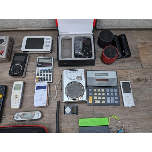 726 - A collection of mixed technology items to include Sony Walkman D-E340 personal CD player, boxed MP4 ... 