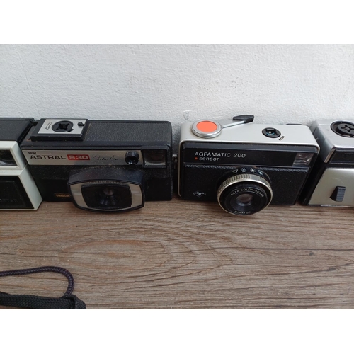 621 - A collection of vintage cameras to include cased Ilford Imp for 127 film, Bilora Bella 66 for 120 fi... 