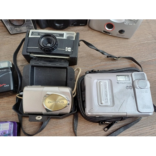 624 - A collection of cameras to include Olympus µ[mju:] Digital 400, Kodak EasyShare CX6200 2mp digital, ... 