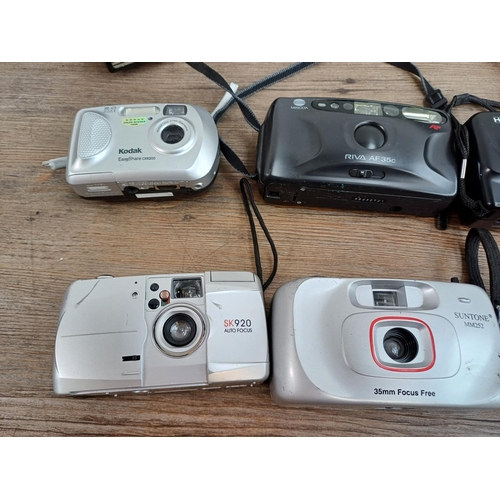 624 - A collection of cameras to include Olympus µ[mju:] Digital 400, Kodak EasyShare CX6200 2mp digital, ... 