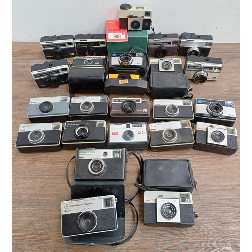 626 - A collection of Kodak Instamatic cameras for 126 cartridge film to include 32, boxed 25 with instruc... 