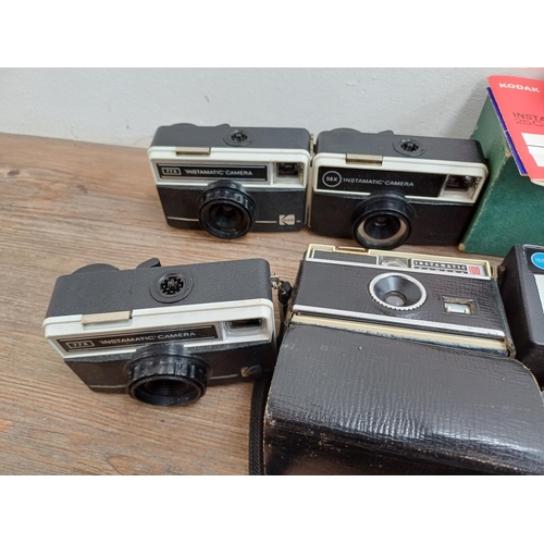 626 - A collection of Kodak Instamatic cameras for 126 cartridge film to include 32, boxed 25 with instruc... 