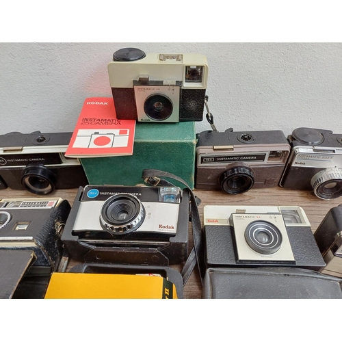 626 - A collection of Kodak Instamatic cameras for 126 cartridge film to include 32, boxed 25 with instruc... 