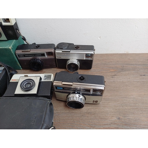 626 - A collection of Kodak Instamatic cameras for 126 cartridge film to include 32, boxed 25 with instruc... 