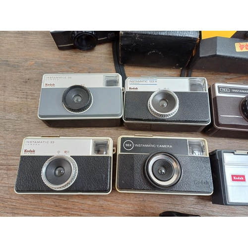 626 - A collection of Kodak Instamatic cameras for 126 cartridge film to include 32, boxed 25 with instruc... 