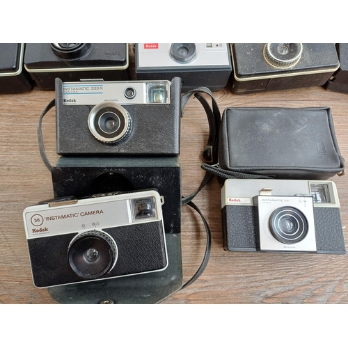 626 - A collection of Kodak Instamatic cameras for 126 cartridge film to include 32, boxed 25 with instruc... 