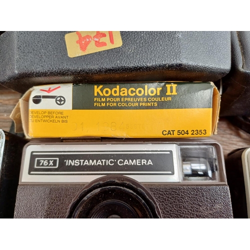 626 - A collection of Kodak Instamatic cameras for 126 cartridge film to include 32, boxed 25 with instruc... 