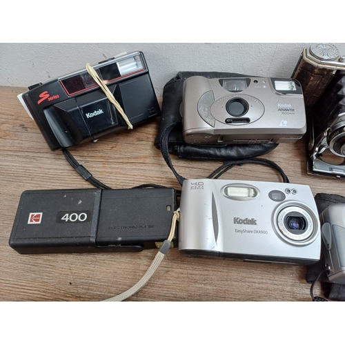 628 - A collection of Kodak cameras to include Colorsnap 35, Bantam Colorsnap, Duo 620 folding, boxed Disc... 