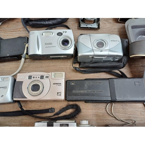 628 - A collection of Kodak cameras to include Colorsnap 35, Bantam Colorsnap, Duo 620 folding, boxed Disc... 