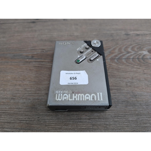 656 - An early 1980s Sony Walkman II personal cassette player