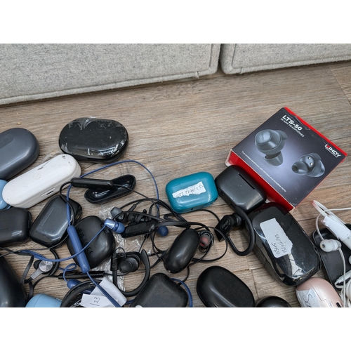 687 - A collection of in-ear headphones to include boxed Lindy LTS-50 wireless, Sony, Samsung, empty charg... 