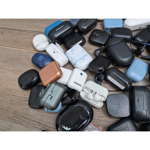 687 - A collection of in-ear headphones to include boxed Lindy LTS-50 wireless, Sony, Samsung, empty charg... 