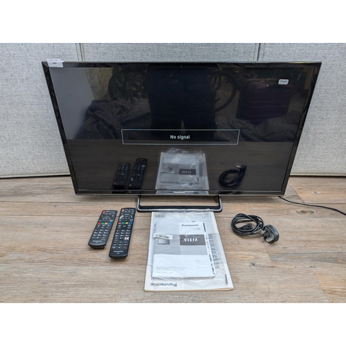 689 - A Panasonic TX-32FS503B 32