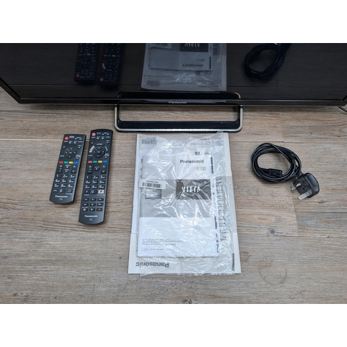 689 - A Panasonic TX-32FS503B 32