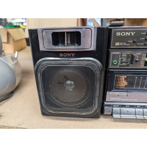 699 - A late 1980s Sony CFS-W500L portable four-band radio/twin cassette with detachable speakers