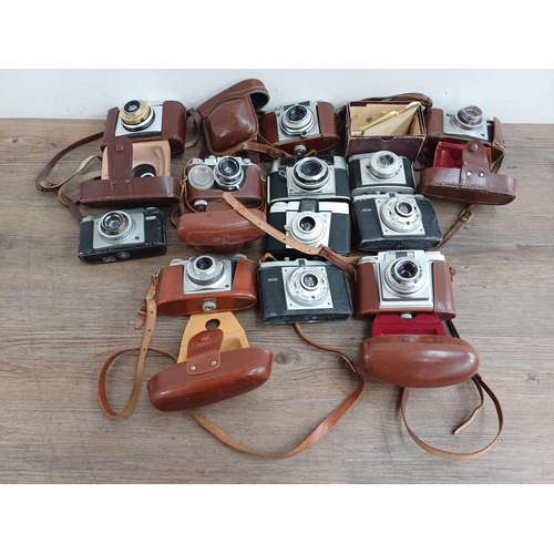 631 - A collection of vintage cameras to include Haking Halina 35X 35mm viewfinder, Luxette for 127 film, ... 