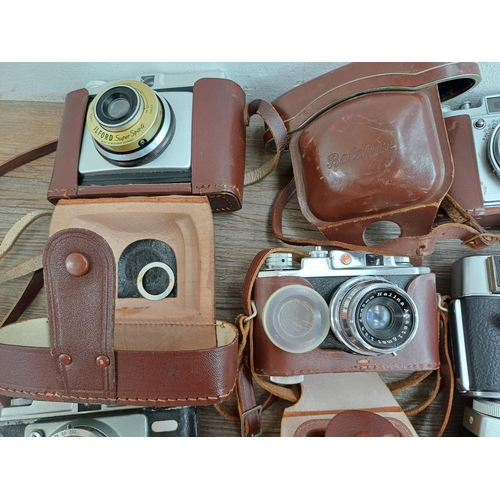 631 - A collection of vintage cameras to include Haking Halina 35X 35mm viewfinder, Luxette for 127 film, ... 