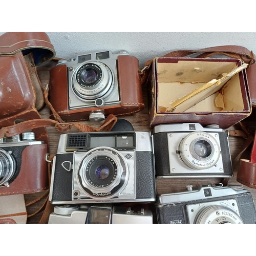 631 - A collection of vintage cameras to include Haking Halina 35X 35mm viewfinder, Luxette for 127 film, ... 