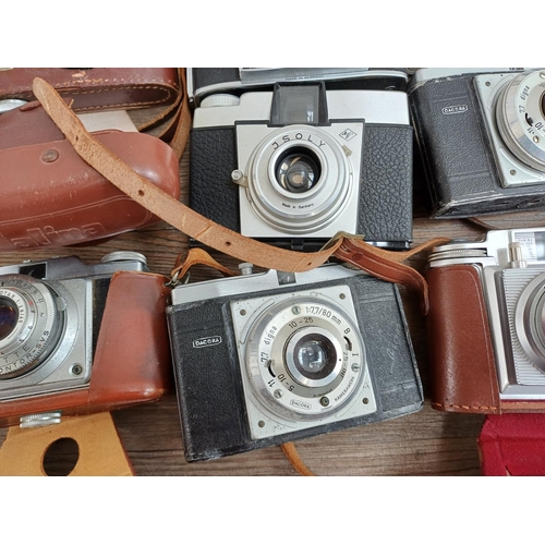 631 - A collection of vintage cameras to include Haking Halina 35X 35mm viewfinder, Luxette for 127 film, ... 