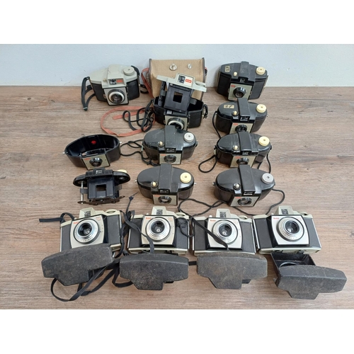 633 - A collection of Kodak Brownie cameras to include Cresta II, Cresta 3, 127 and 44A