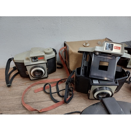 633 - A collection of Kodak Brownie cameras to include Cresta II, Cresta 3, 127 and 44A