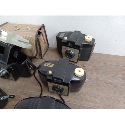 633 - A collection of Kodak Brownie cameras to include Cresta II, Cresta 3, 127 and 44A