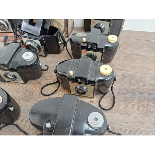 633 - A collection of Kodak Brownie cameras to include Cresta II, Cresta 3, 127 and 44A