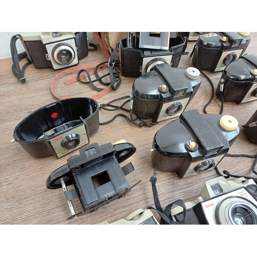 633 - A collection of Kodak Brownie cameras to include Cresta II, Cresta 3, 127 and 44A