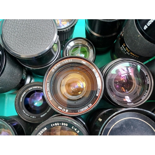 639 - A collection of camera lenses to include Sigma Zoom-Master 1:2.8-4 35-70mm, Vivitar 1:2 28mm, Tamron... 