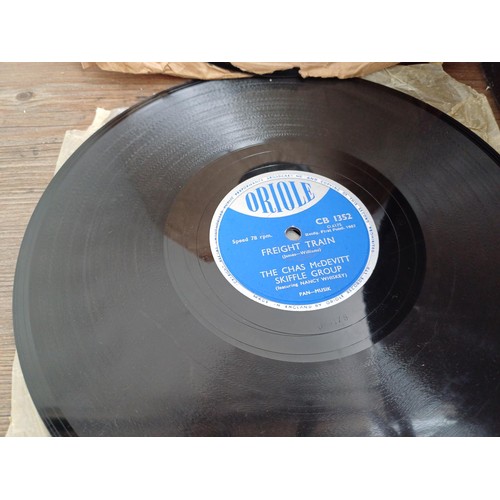 642 - A record case containing shellac records to include Lonnie Donegan, Frank Sinatra, Nat 'King' Cole, ... 