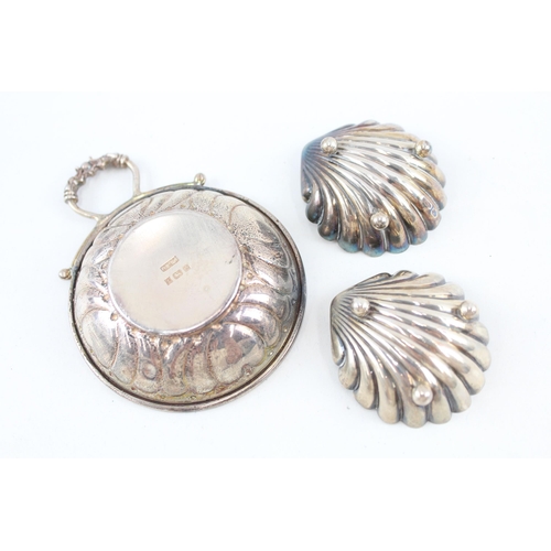 2207 - Three hallmarked sterling silver dishes - approx. gross weight 58g