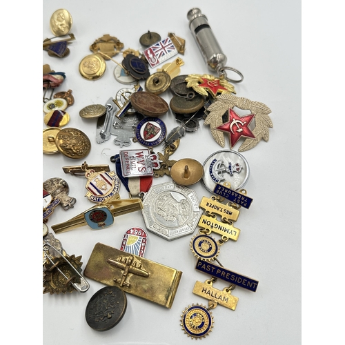 2226 - A collection of items to include two WVS Civil Defence badges, USSR badge, ROAB hallmarked sterling ... 