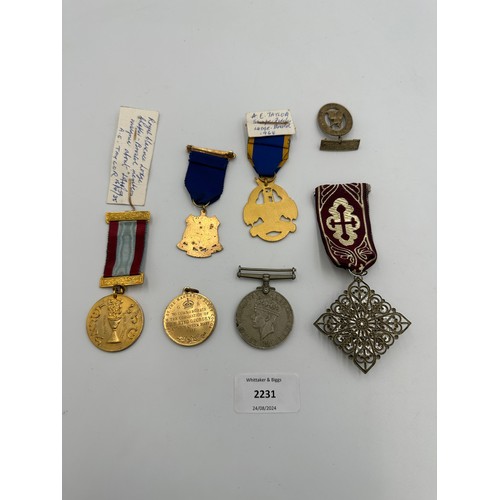 2231 - A collection of medals and jewels to include WWII war medal, Royal Masonic Institution for Boys 1964... 