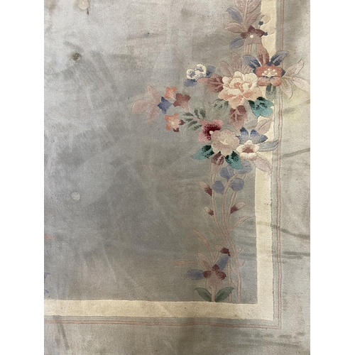 100 - A modern floral pattern rug - approx. 260cm x 152cm