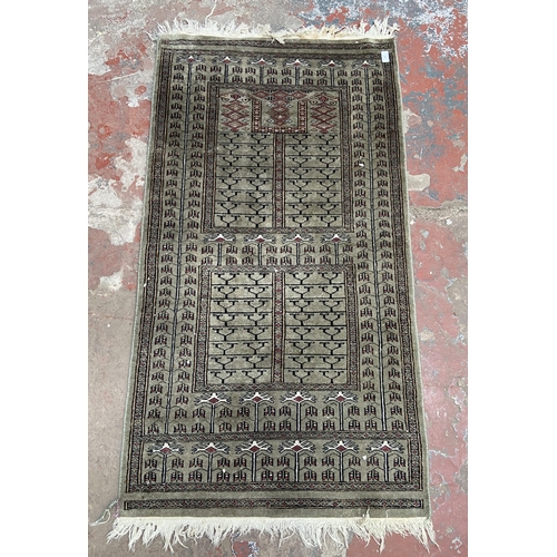 102 - A 20th century machine woven rug - approx. 145cm x 75cm