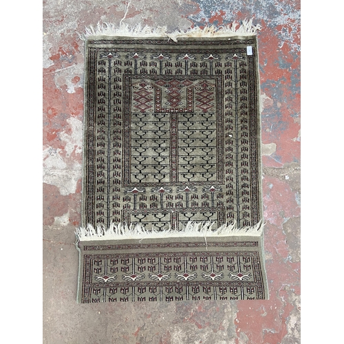 102 - A 20th century machine woven rug - approx. 145cm x 75cm